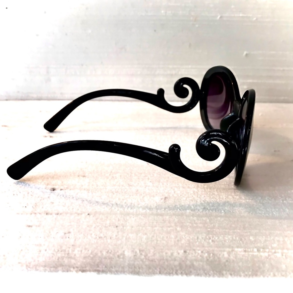 🖤Curly-Q Sunlasses🖤 - Picture 5 of 6